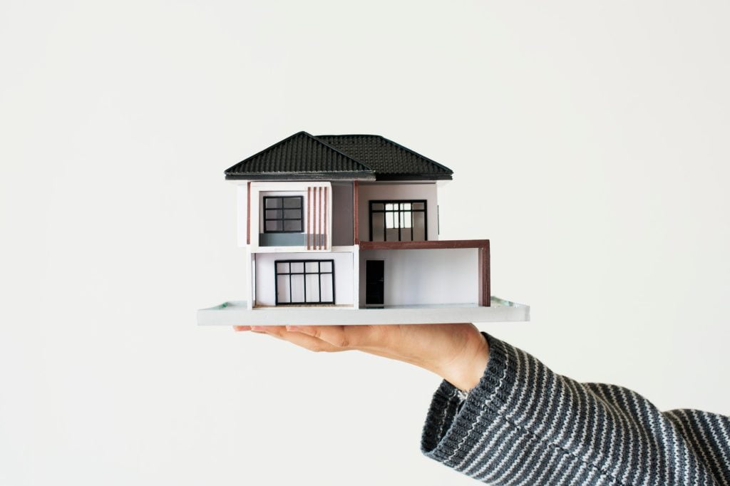 Konut sigortası yaptırırken doğru seçim yapmak önemlidir. Teminatlarınızı belirlerken eksiksiz ve doğru bilgi sağlayarak evinizin ve eşyalarınızın güvenliğini sağlayın. Sigorta şirketinin hasar süreçlerini ve hizmet kalitesini gözden geçirin. İhtiyacınıza uygun poliçeyi seçerken, prim ödeme seçeneklerini ve ek hizmetleri göz önünde bulundurun. Güvenilir bir sigorta şirketiyle çalışarak, olası risklere karşı hazırlıklı olun. Evinizin ve değerli eşyalarınızın koruma altına alınması, huzurlu bir yaşam sürdürmeniz için önemlidir.